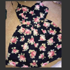  - Blommig och fin playsuit som är figurnära. Passar perfekt till sommaren! 