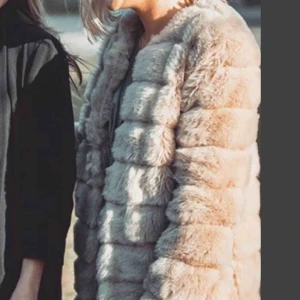  - Snygg fake pälsjacka från Forever21. Storlek M men passar XS/S också. Priset är inklusive frakt. 