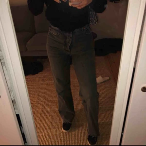  - Säljer ett par jättesnygga gråa raka byxor från Levis. Inköpta för 1099kr Wedgie straight Passar dig som är 160-165 Waist 26 och högmidjade