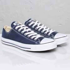  - Marinblå Converse. storlek 38 passar mer 39. 