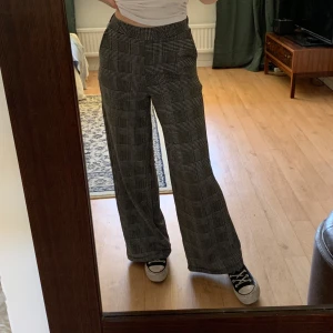 Vida byxor - Rutiga byxor i väldigt mjukt material, med raka ben. Supersköna! Resår i midjan, storlek XS men passar absolut även S ☺️