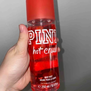  - Säljer en body mist ifrån PINK i doften hot crush, köpt på PINK i London 🇬🇧 Endast använd en gång, som ny. Flaskan innehåller 250ml 💞 Betalas med swish och köparen står för frakten ☺️
