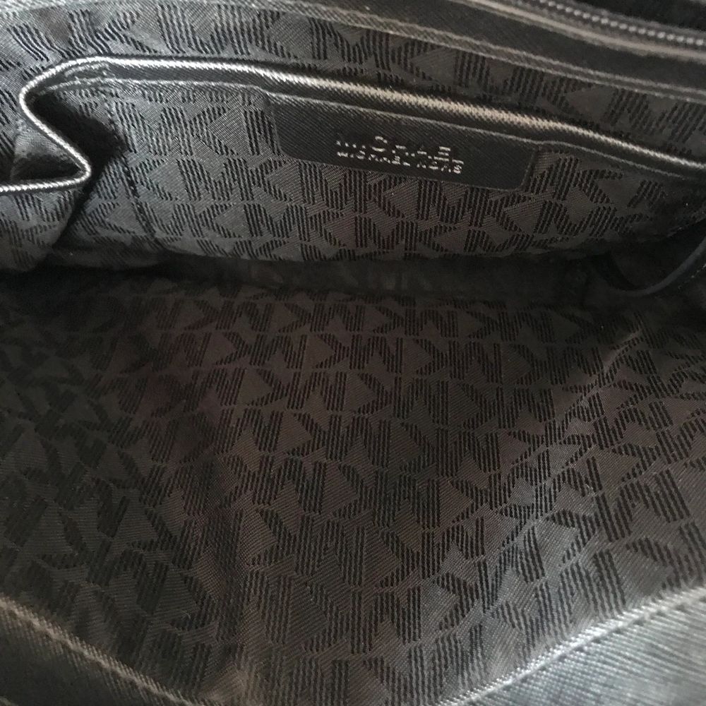 Svart Michael kors väska, orginalmodellen skulle jag säga, har tex ett fack där man kan lägga sin dator och andra smarta fack i väskan. Har lite defekter så be om ber bilder om ni är intresserade, men defekterna syns inte tydligt. Köpt för 3000kr. Väskor.