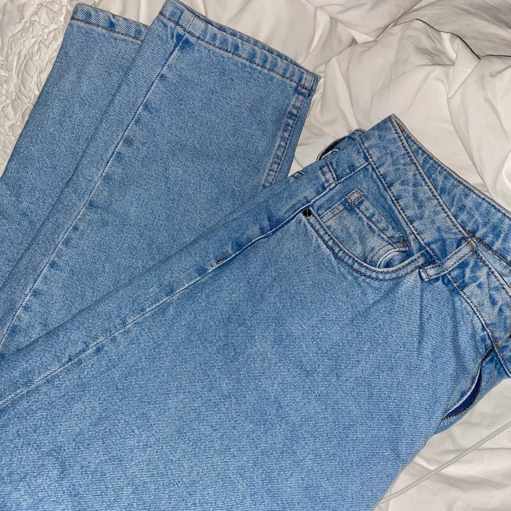 Jeans från zara använda 2 gånger. Tyvärr för små för mig men jättefina. . Jeans & Byxor.