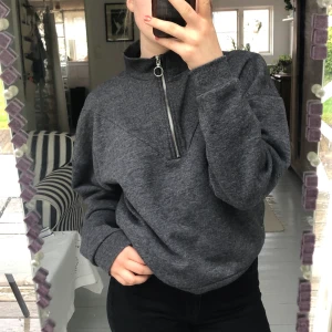 Mysig grå tröja - Fin grå tröja med dragkedja i storlek S, alldrig använd. Frakten är inräknad i priset!💓💓