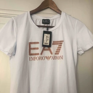Emporio Armani - Ny t-shirt med taggen kvar. Äkta. Trycket skimrar.