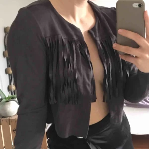 Kofta/ jacka - Cool jacka/ kofta i fakeläder 🤩 Storlek small, använd ett fåtal gånger, väldigt mjukt o lent material. Supercool! Smickrande modell då den är lite kortare! Perfekt till temafest eller cool bara som den är😍😛