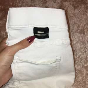 Dr denim jeans  - Jätte snygga dr denim jeans, med slitningar! Inte alls mkt använda och tyvärr för små för mig!💗