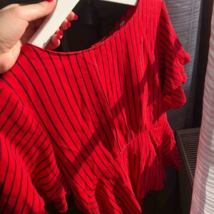 - Söt topp/blus från Zara ❤️ en aning utsvängd vid midjan, så fin till sommaren!  Originalpris: 150 kr ❗️