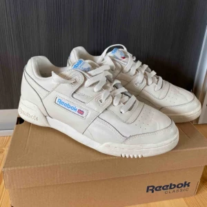 Reebok Classic sneakers  - Reebok classic ord pris 999kr. WORKOUT PLUS VINTAGE - sneakers - chalk/ athletic blue.  Storlek 38, bra som storlek 38,5.  Använda ett fåtal gånger, bra skick. Frakten ingår 🐳🐳