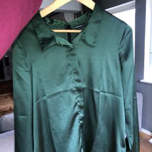 Säljer nu denna suuuperfina skjorta i silkes material då den inte används. Den är grön skimrig och passar perfekt till både fest och vardag🤩. Köpte för ca 500kr. Kan mötas upp å fraktas