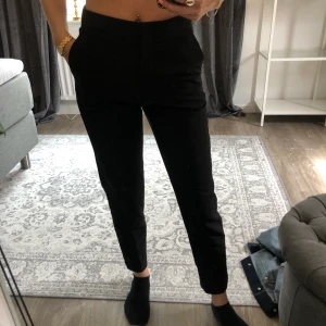 Svarta enkla kostymbyxor H&M - Ett par oanvända kostymbyxor från hm . Super fin kvalite! 