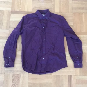 Skjorta  - Lila/röd skjorta från dressmann, slim fit. Aldrig använd