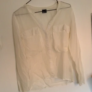 - Fin blus från Gina i storlek S men passar en M också 