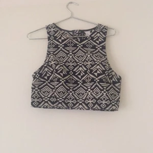  - Crop-Top från divided med mönster