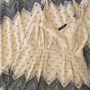  - Köpt våren 2015, använd två gånger. Den är ganska lång för mig, jag är 170cm. Superfint fall, varken för tung eller för lätt. Fin till både bröllop och för fika i stan. 
