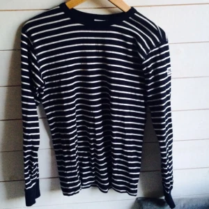  - Modern randig tröja från Polarn och Pyret. Strlk 164, men är i passform för strlk S.