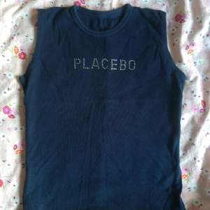Turné-linne inköpt på Placebo-spelning i Fryshuset någon gång tidigt 00-tal. Sparsamt använt. 
Stl L,  men passar troligen dig som har mellan 36-38 i vanliga linnen. 

Hämtas enligt överenskommelse eller skickas mot frakt i hela Sverige. 