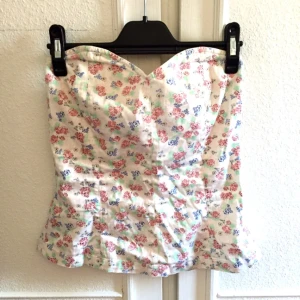  - En söt liten blommig topp utan axelband! Passar väldigt bra till t.ex. Jeansshorts! 