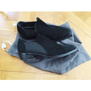  - Skor i mocka. Tygförvaringen ingår. 
