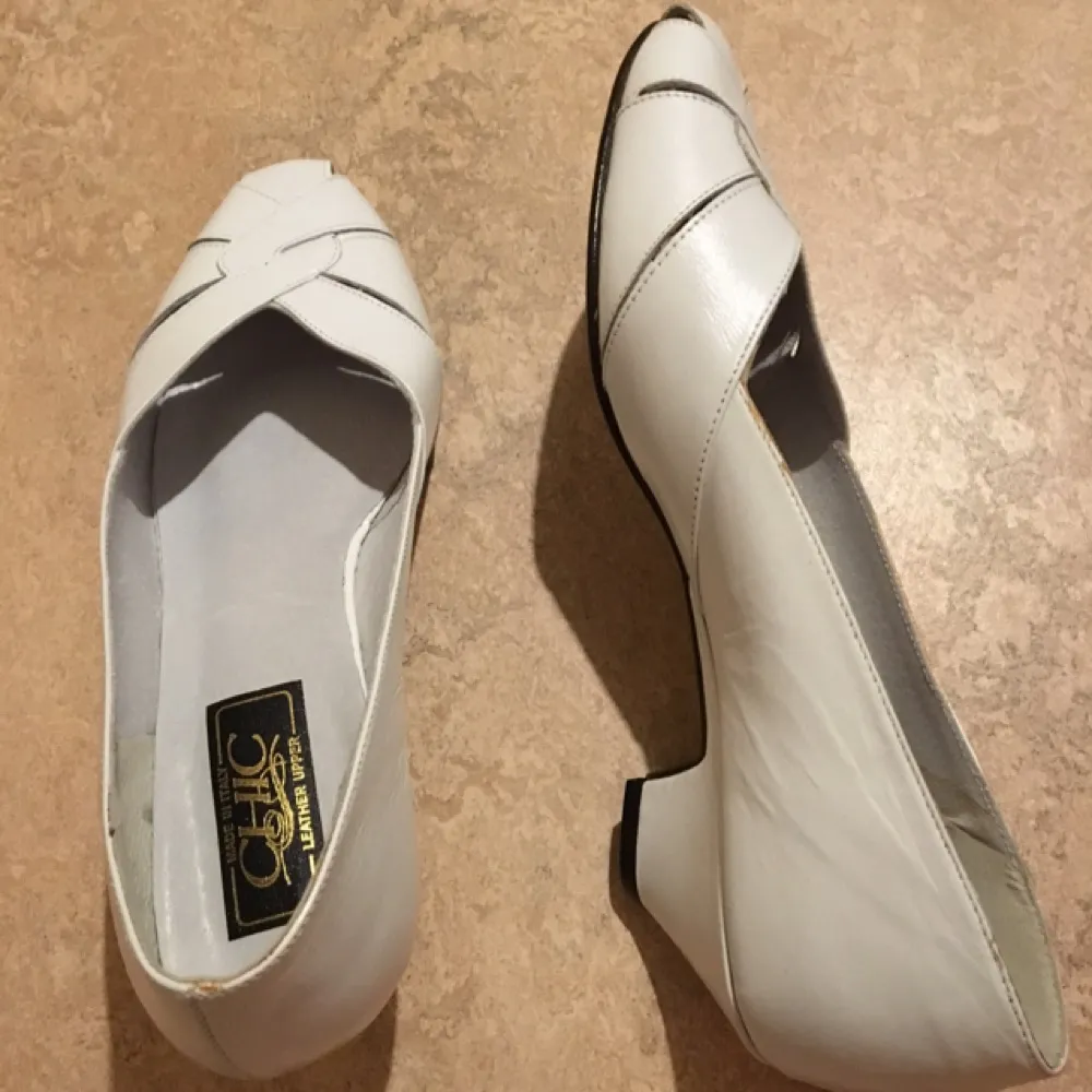 Nearly new condition.
Real leather.
Made in Italy.
The low-heel shoes are too small for me, so I could just choose to sell them.
They are very elegant for summer.. Skor.
