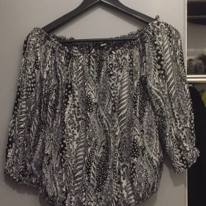  - Offshoulder tröja med snyggt mönster från bikbok 👏🌸