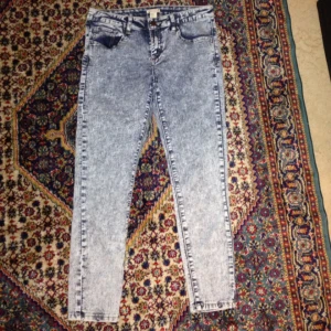  - Lågmidjade jeans med Stentvättad look från forever 21