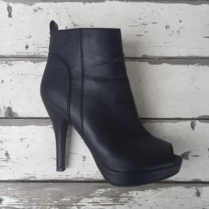  - Fin fest sko med öppen tå, som passar perfekt till långa klänningar eller jeans. Använda en gång. Klacken är 10cm.

❣Alla mina priser är INKLUSIVE PORTO. Annars finns kläderna att hämta i Kungsbacka, eventuellt Halmstad.❣
