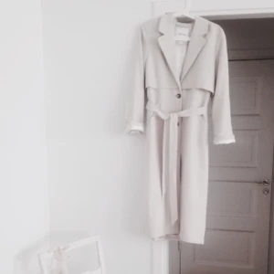  - Juni coat från Monki. Slutsåld. Knappt använd, ljusbeige. 
Ord.pris 650 kr.

Kan mötas i Stockholm (Södermalm) eller skicka om köparen står för frakten. 

Finns nu ute på Tradera:
http://www.tradera.com/item/163302/254254836/beige-kappa-trenchcoat-fran-monki