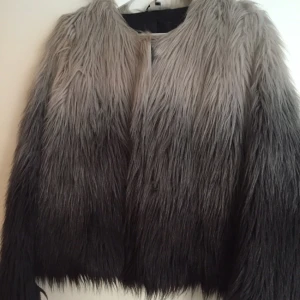  - Fuskpälsjacka från HM
