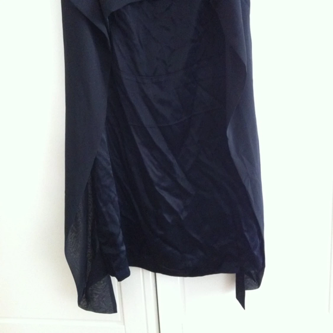 Svart fin klänning från H&M tunna reglerbara axelband. Två olika material.  - 1380202876