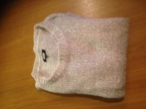  - Stickad luddig tröja från bik bok. Katt finns. Köparen står för frakten. 