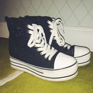  - 3.5 cm höga skor med blingbling💎
Har använt några gånger.
Köpare står för frakt.