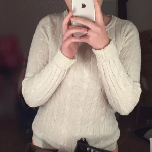  - Kabelstickad tröja strl xs, så gott som ny