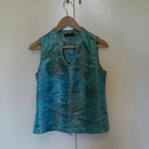  - turkos sidentop med guldmönster. passar från strl 34 för lösare passform o för tightare upp till strl 40