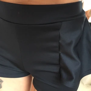  - Shorts med volanger 