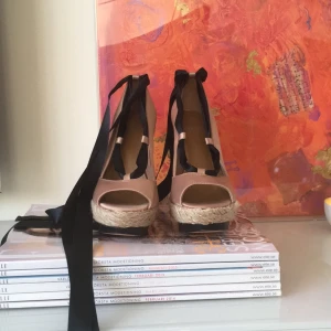  - Stilettklackar från Carvela Kurt Gieger. Superfina i siden nästan oanvända. Svart sidenband som knyts runt ankeln. Sidanbandet är avtagbart.    Köparen betalar eventuell frakt Nypris ca 1700kr