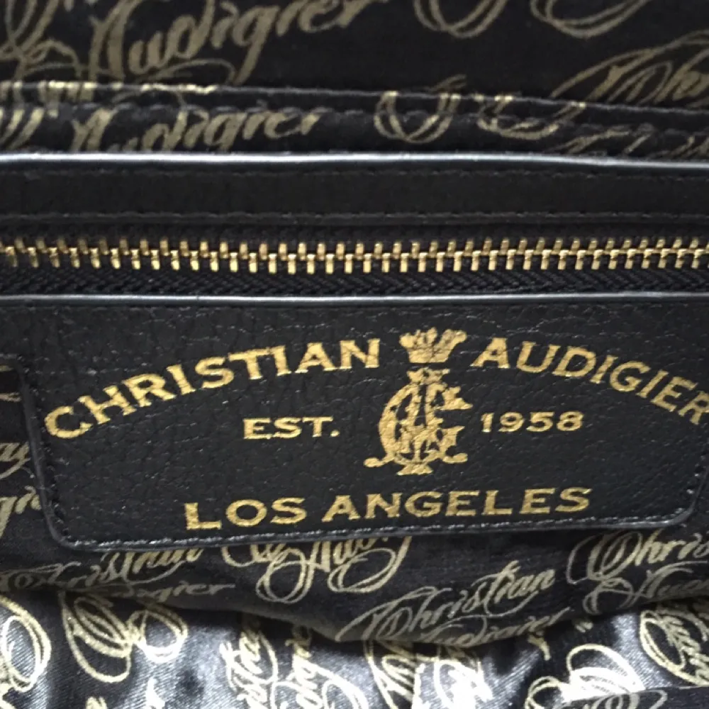 Christian Audigier väska. Använd väldigt sparsamt, i nyskick. Förvarad i väskpåse. Köpt i New York, USA. . Accessoarer.