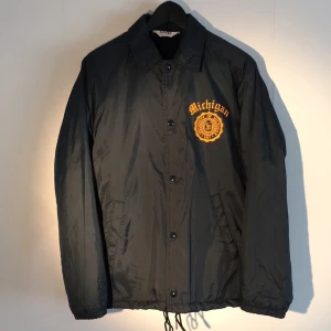  - Grym vintage jacka i bra skick. Flis liknande foder inuti. Fråga om ni undrar över något.