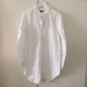 Skjortan är lång i modellen, där av har jag aldrig använt den, prislapp sitter kvar! 
Köparen står för frakten! 