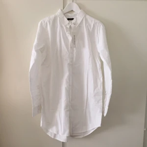  - Skjortan är lång i modellen, där av har jag aldrig använt den, prislapp sitter kvar! 
Köparen står för frakten! 