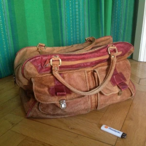  - Vintage skinnbag. Grym till weekend eller som vardagsväska då du behöver mer space.  Kan mötas upp i sthlm eller skicka. Köparen betalar frakt. Swish, överföring eller cash går bra. 