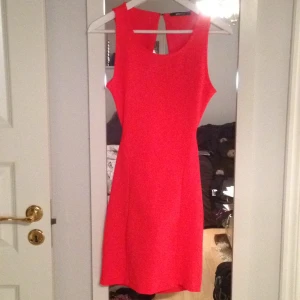  - Supersnygg klänning med öppen rygg. Knappt aldrig använd. 