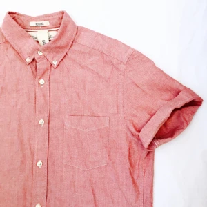  - Rosa Herrskjorta, knappt använd, snygg modell och bra kvalité!