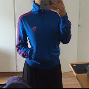  - Äkta adidaströja, skitsnygg! Kan mötas upp i Stockholm :)