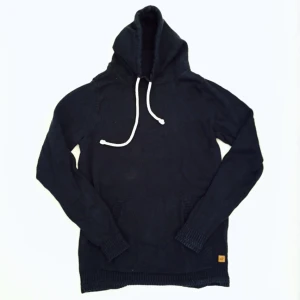  - Tunt fabriksstickad tröja i skönt material, mörk blå, knappt använd!