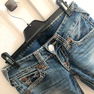  - Säljer ett par True religion jeans från USA! Det är en bootcut modell, alltså vida nertill! Sjukt snygga! De var mina favoriter men kan tyvärr inte använda dem pågrund av att de är för små. 