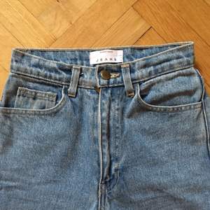 Helt nya jeans från american apparel. Höga i midjan och ljusa i färgen! Perfa för sommaren! 