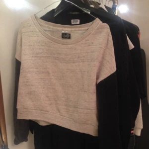  - Skitcool tröja (åt håller magtröja) med grå på ena ärmen och svart på andra (snyggare än de låter) :-)