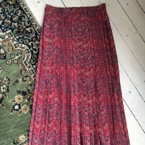  - Fast pris inkl frakt

Superfin långkjol. Bälteshällor i midjan

Midjevidd: 35 
Längd: 88